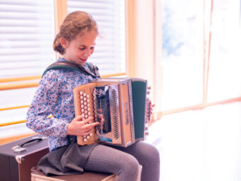 Kind spielt ein Instrument