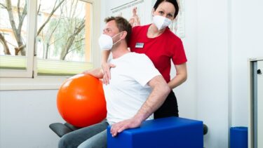 Therapie mit Gymnastikball